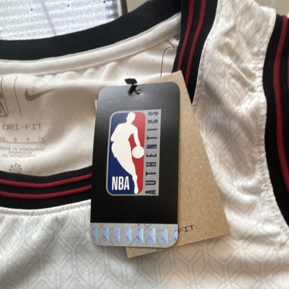 Nike NBA Chicago Bulls City Edition Basketball Jersey White Red Black Size 40 - Picture 6 of 8